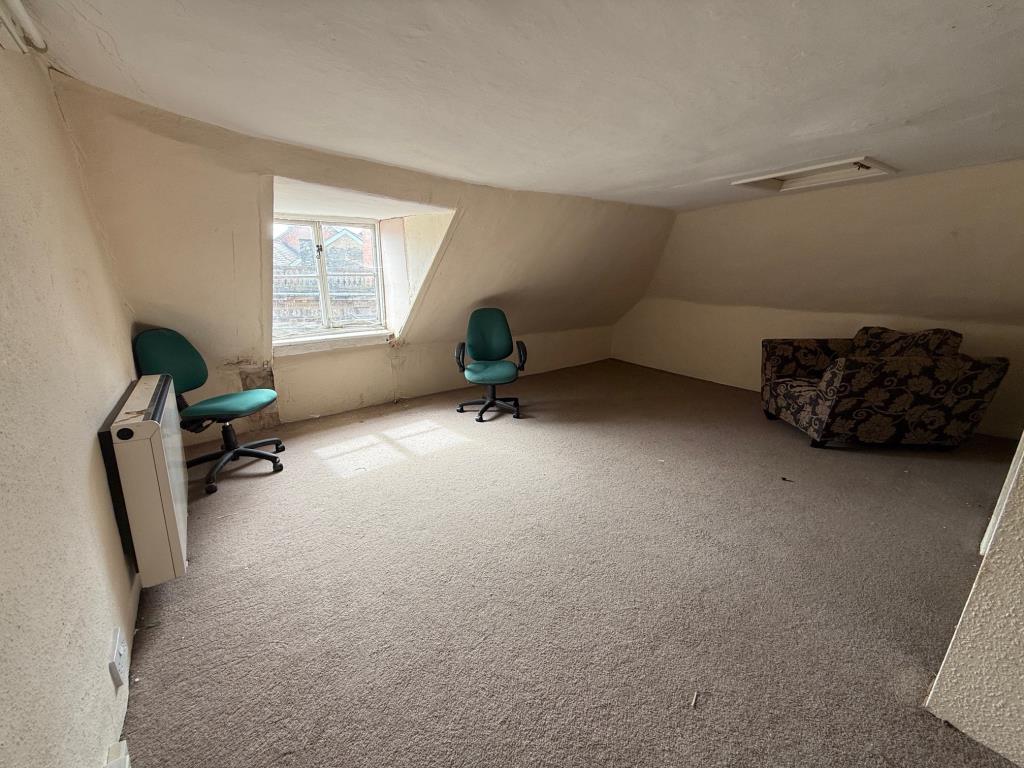 Lot: 61 - TENANTED GROUND FLOOR SHOP WITH VACANT OFFICE ABOVE - 40 Burkitts Lane - Second floor office